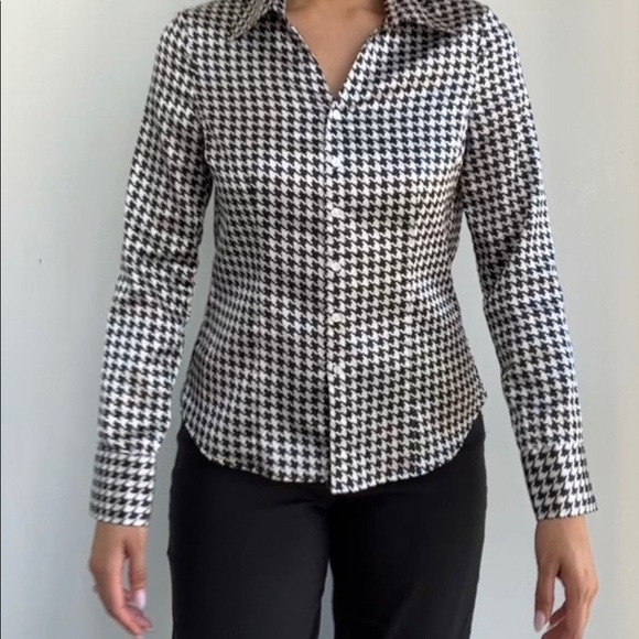 Patterned satin blouse. Size small. Great condition! - Picture 2 of 4